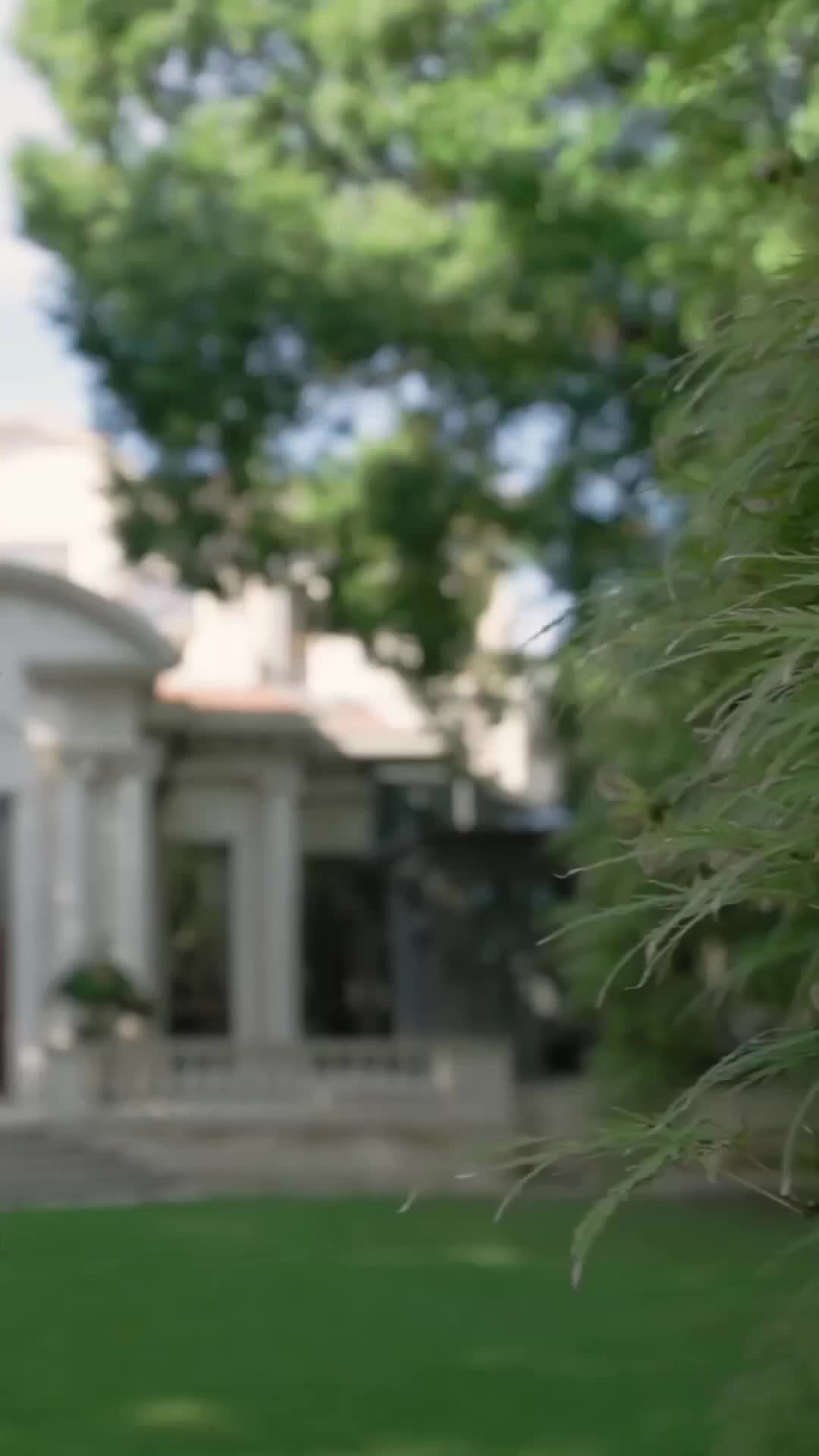 A Rainha Retorna com Seus Três Bichinhos 1Episódio