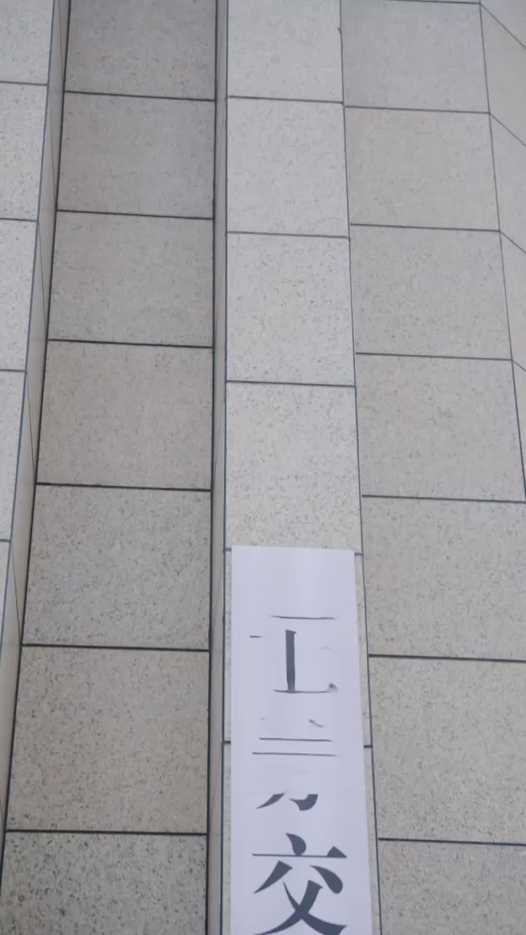 股神穿成爛賭鬼，開局撿到小棉襖 第1集