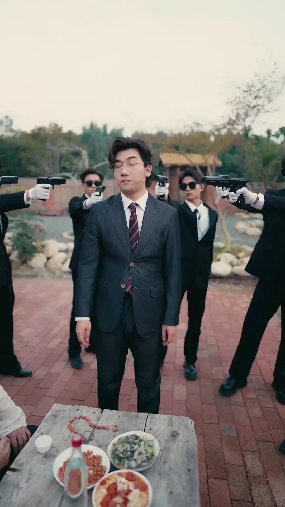 退隱大佬：保安的我被總裁倒追了 第2集