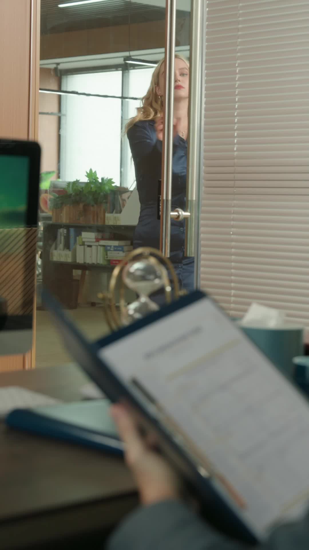 The Intern is the Undercover Boss Episode 7