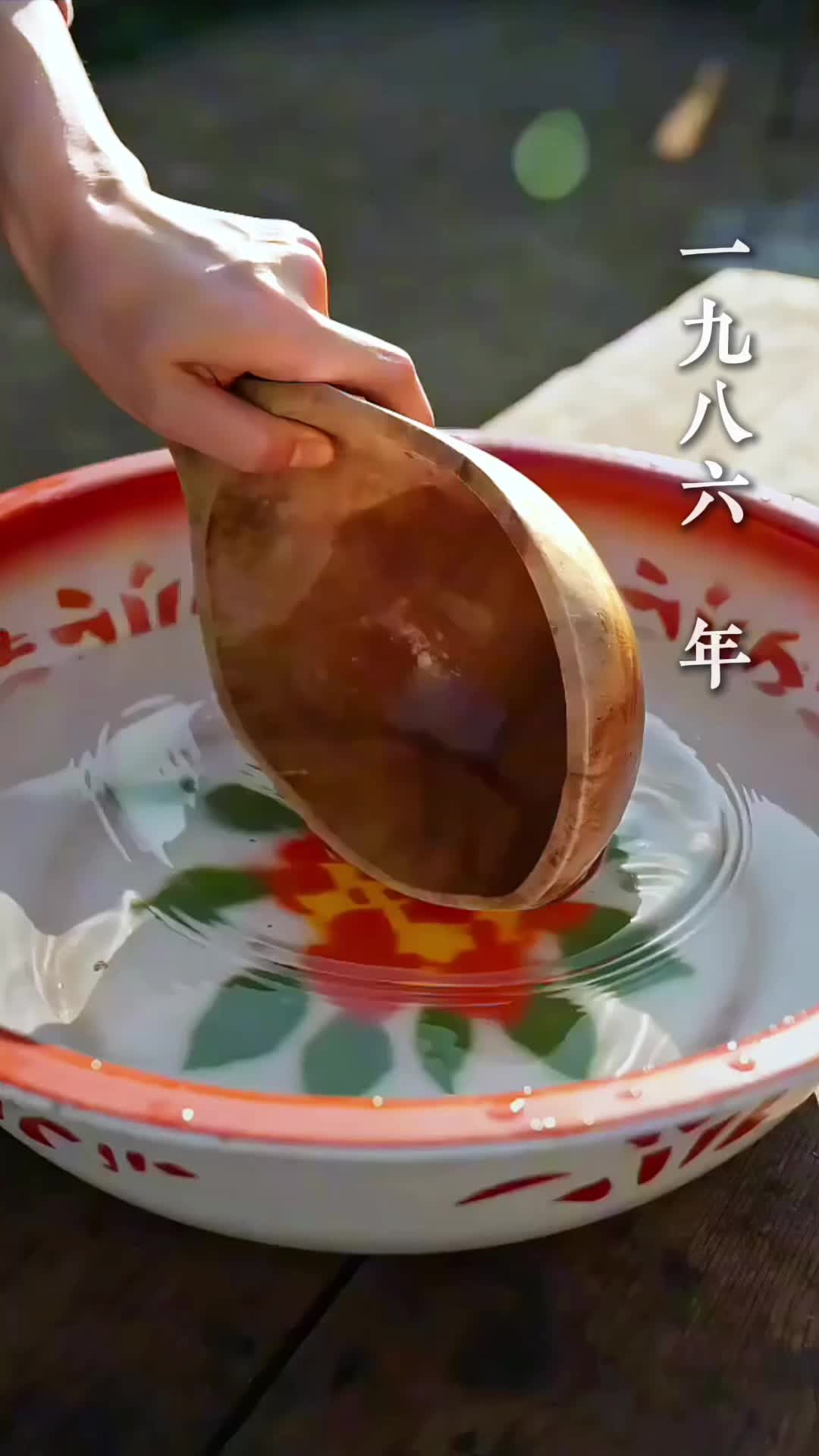 穿成收屍女，癡傻老公被我帶飛 第1集