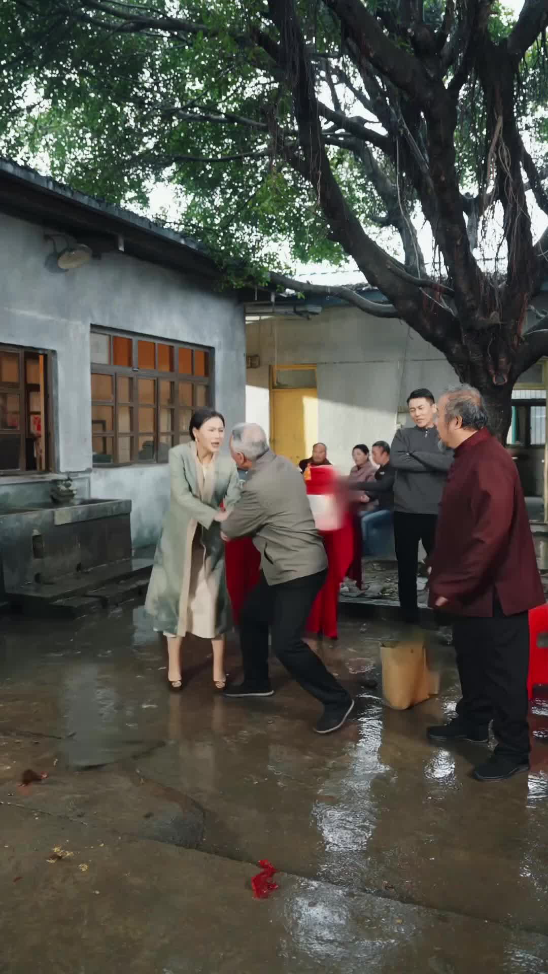 A Rainha Retorna com Seus Três Bichinhos 10Episódio