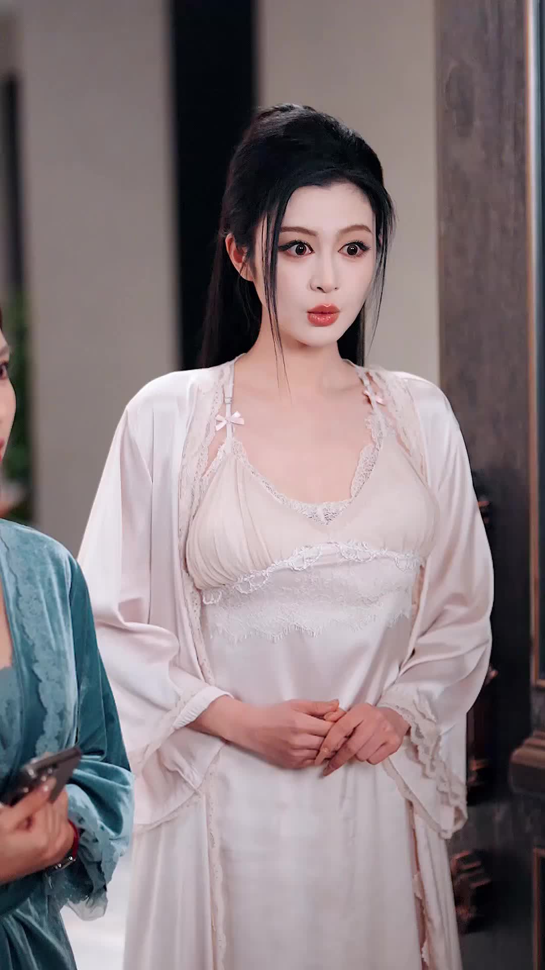 He's Just a Househusband, Until the World Kneels Episode 9