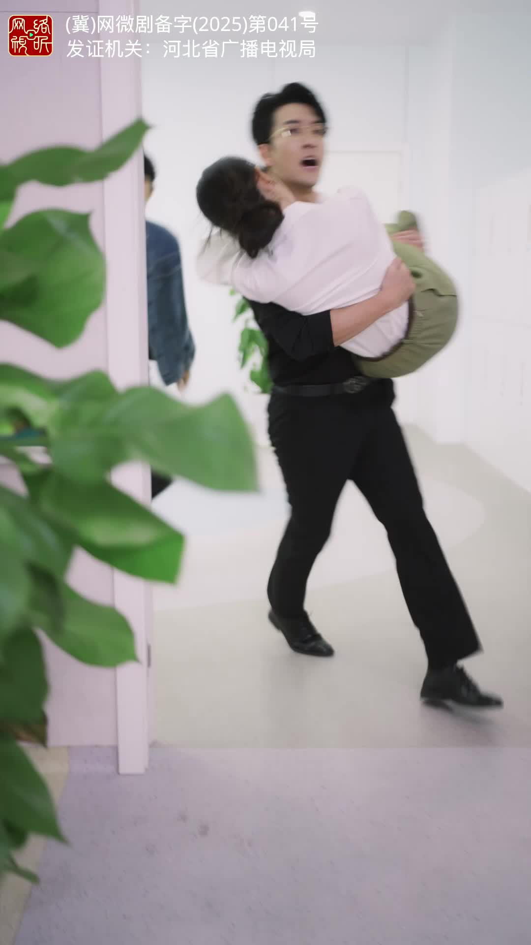 出走后,两个竹马悔疯了 第1集